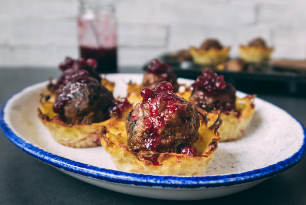 Auf einem weiß-blauen Teller von Churchill sind fünf Köttbullar Muffins platziert.