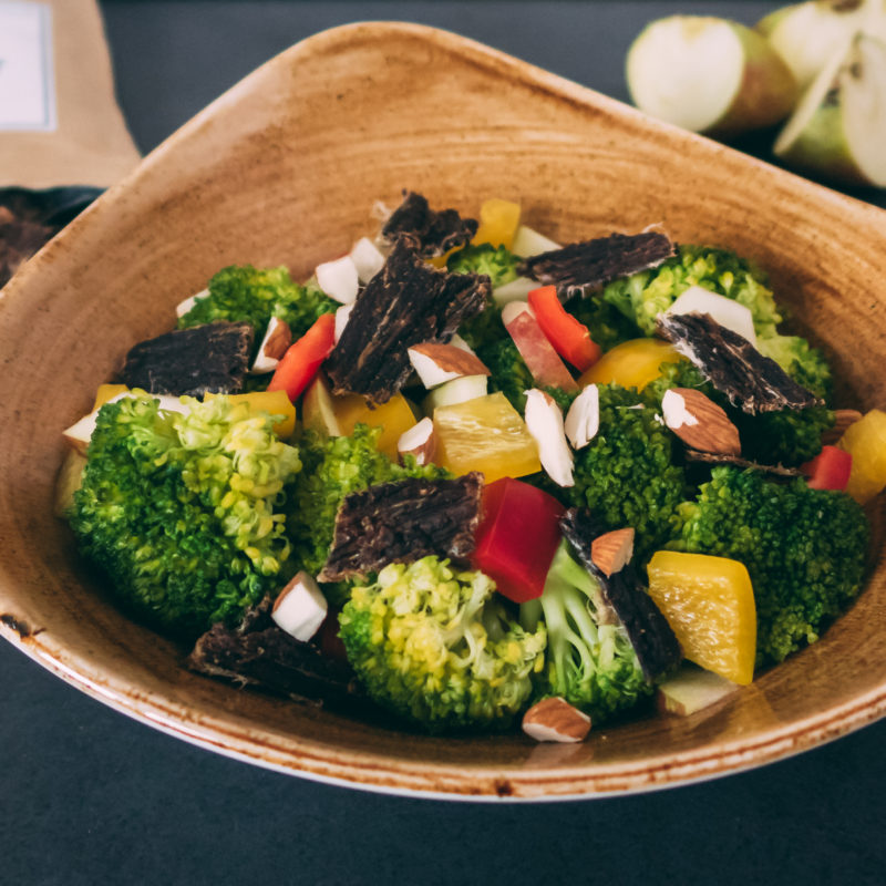 In einer Schüssel von Churchill liegt der Brokkoli-Salat mit Apfel und Jerky.