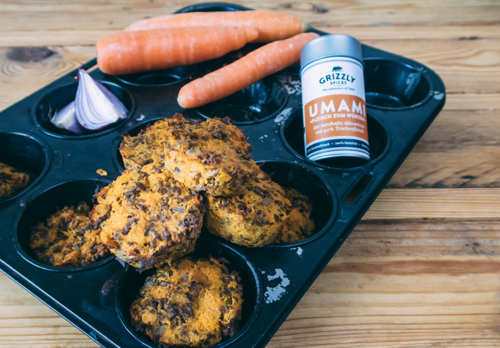 In einem Muffinblech liegen die Paleo Hackfleisch Muffins sowie eine Dose UMAMI-Gewürzmischung.