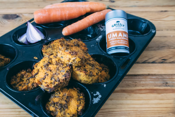 In einem Muffinblech liegen die Paleo Hackfleisch Muffins sowie eine Dose UMAMI-Gewürzmischung.