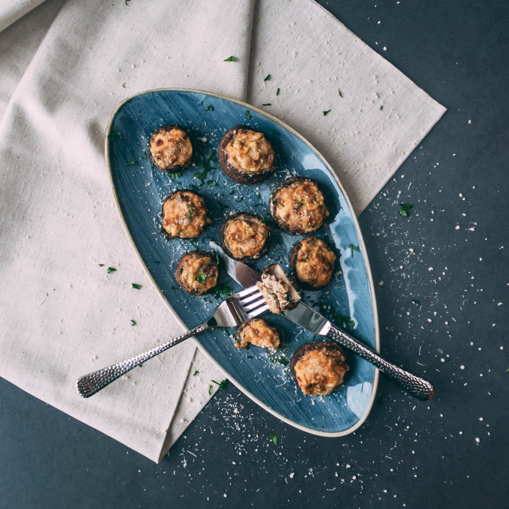 Mit Käse gefüllte Champignons