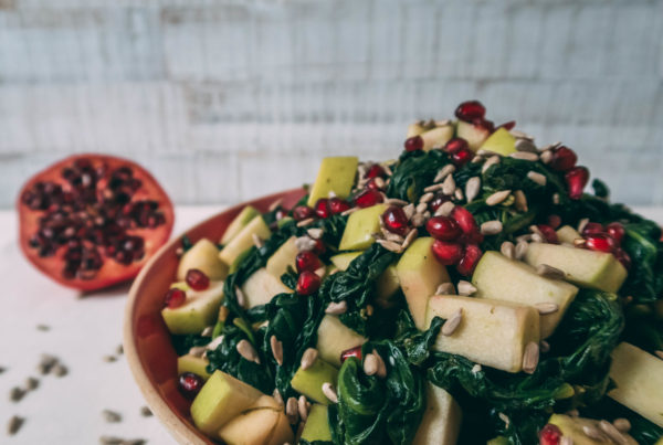 Spinatsalat mit Granatapfelkernen und Äpfeln