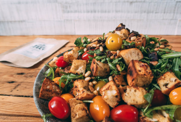 Brotsalat mit gerösteten Pinienkernen, Beef Jerky und UMAMI