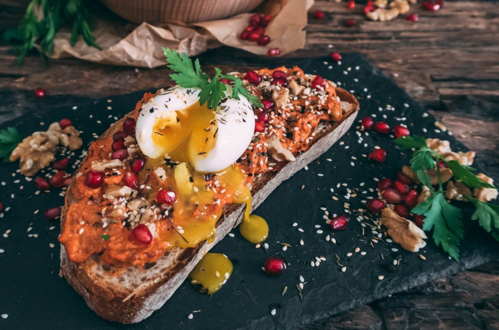 Muhammara Brot mit Granatapfelkernen, Za'tar und Ei