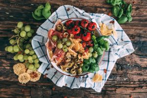 Polenta Bowl mit Käsechips, Tomaten, Trauben und Gemüsebrühe