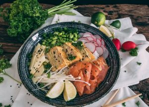 Tamagoyaki Bowl mit lachs, radieschen, Wasabi, Edamame und japanischem Omelette