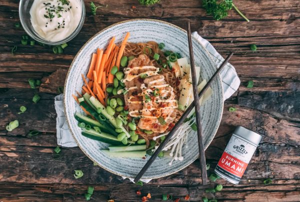 Japanische Spicy Fish Bowl mit Makrelenfilet, Gemüse, Miso Mayo, und Burning UMAMI