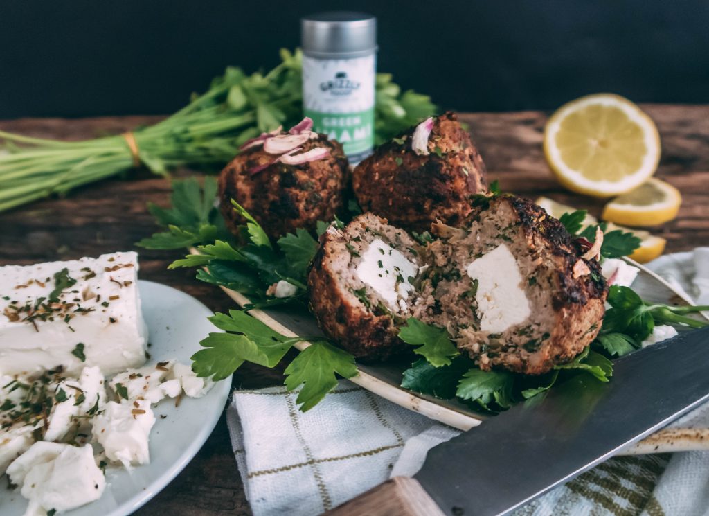 Bifteki mit Schafskäsefüllung