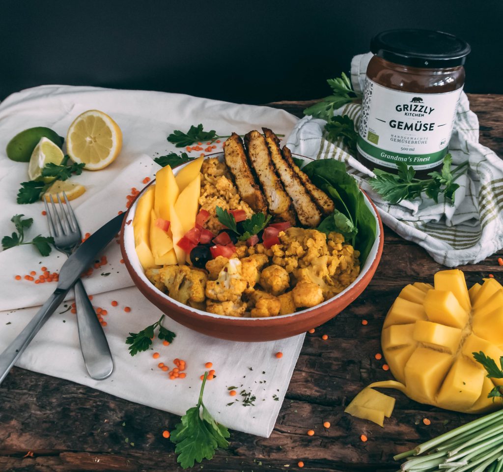 Indische Bowl mit geröstetem Blumenkohl und Gemüsebrühe