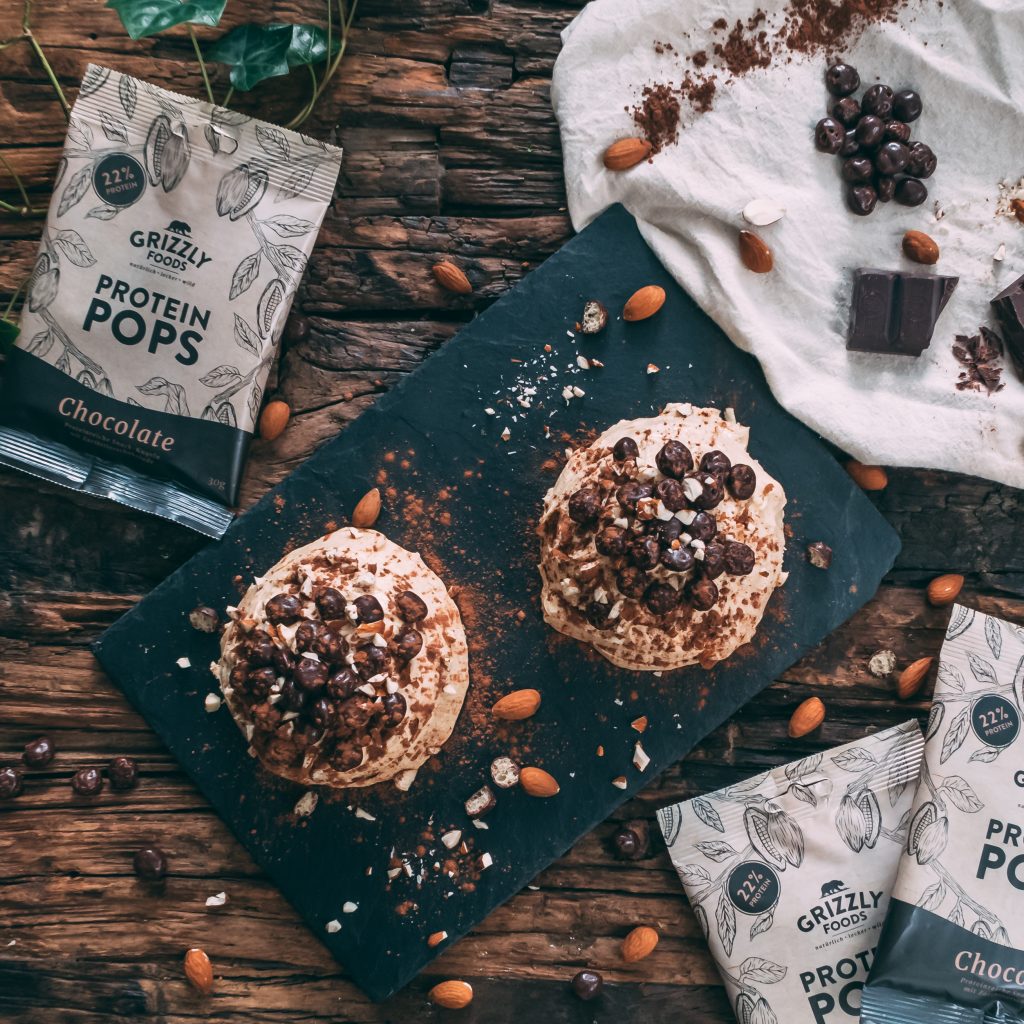 Zwei Schoko Mug Cakes mit Mandeln, Schokopops und drei Packungen Schoko Pops