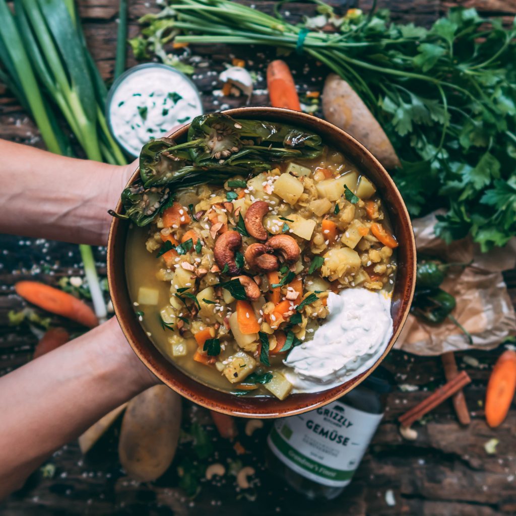 Gelber Linseneintopf Schüssel