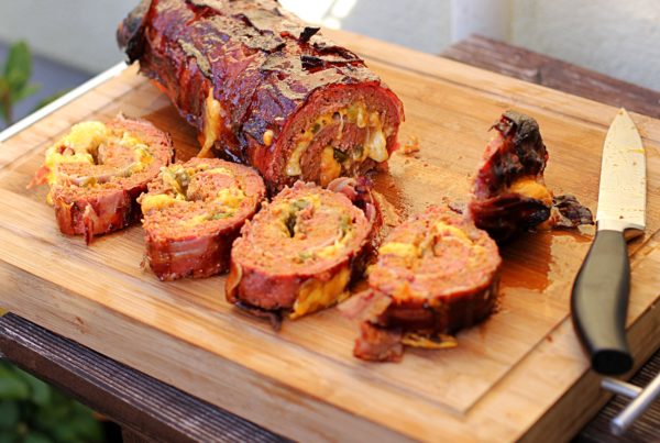 Auf einem Holzbrett liegt die Chili Cheese Bacon Bomb von Grill_Daddy.
