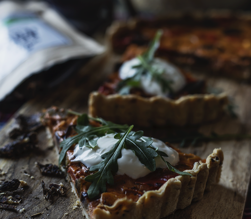 Französische Tarte herzhaft mit Creme Fraiche und Rucola