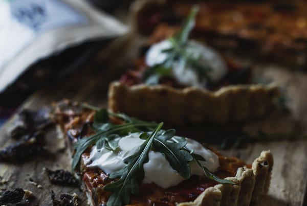 Französische Tarte herzhaft mit Creme Fraiche und Rucola