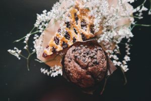Schokoladenmuffin und Zwetschgentarte