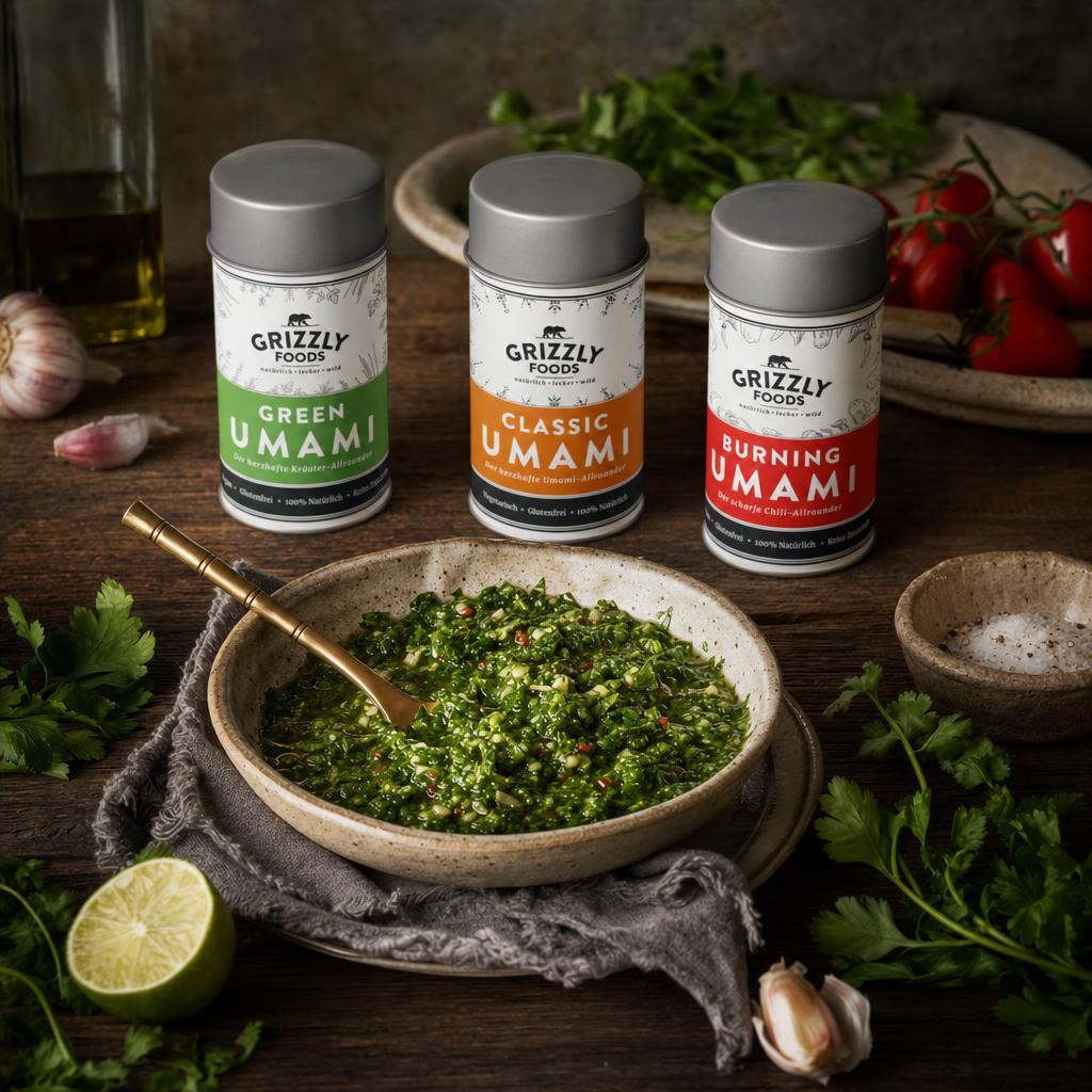 Aufgeschnittenes Brathähnchen auf Backpapier, mit grüner Chimichurri-Soße übergossen, umgeben von frischen Kräutern und Gewürzen.