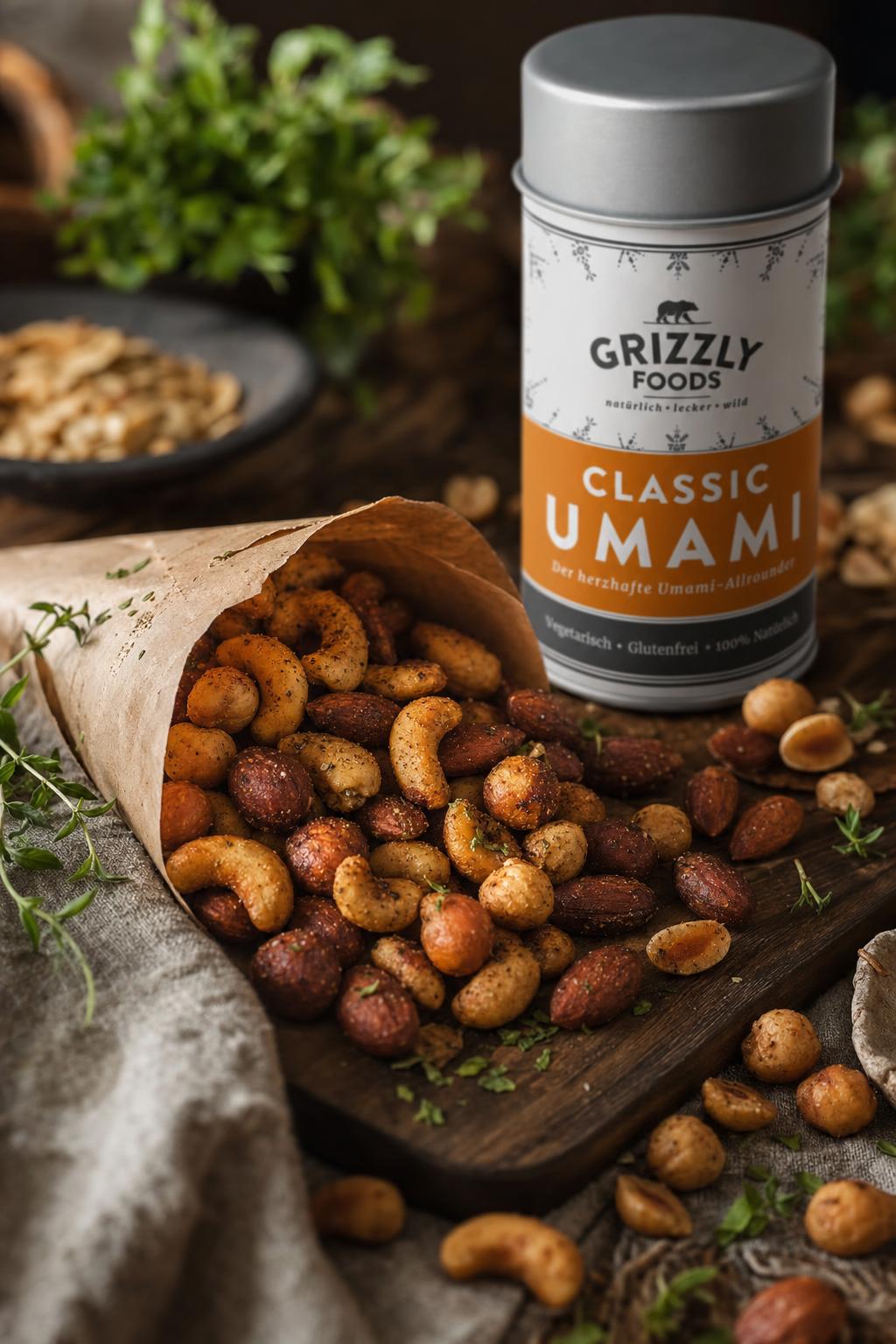 Eine Hand hält eine Papiertüte mit gerösteten Cashews, Haselnüssen und Mandeln, im Hintergrund verstreute Nüsse auf Holz.