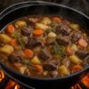 Dutch Oven Rezept: offener Camping-Eintopf mit Knochenbrühe über dem Feuer