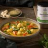 Cremiges Gemüsecurry mit Zucchini, Blumenkohl und roter Paprika in goldener Kokosmilch, garniert mit frischem Koriander.