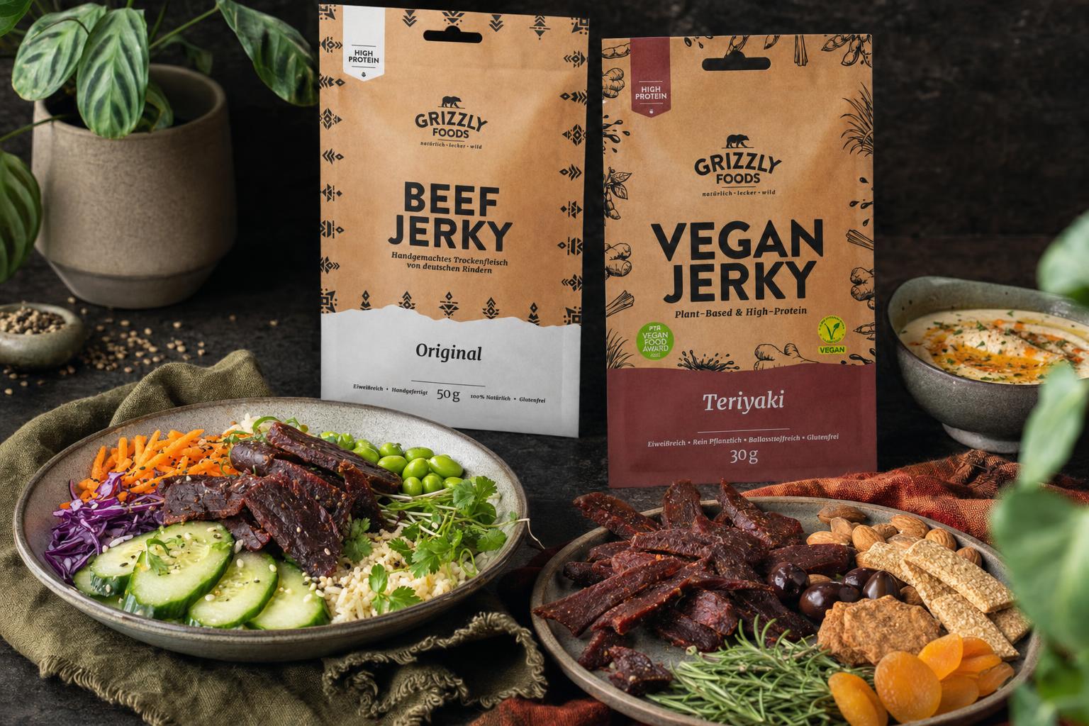 Bunte Schale mit Beef Jerky, veganem Jerky, frischem Gemüse, Salat und Wrap-Zutaten auf dunklem Untergrund angerichtet