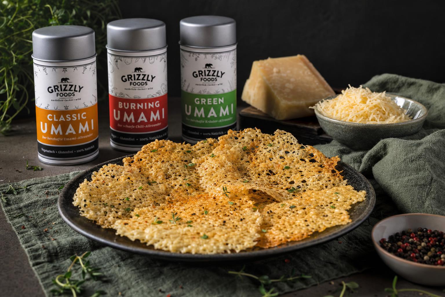Sechs goldbraune, knusprige Käsechips aus Parmesan und Gouda auf Backpapier, mit Gewürzen bestreut.