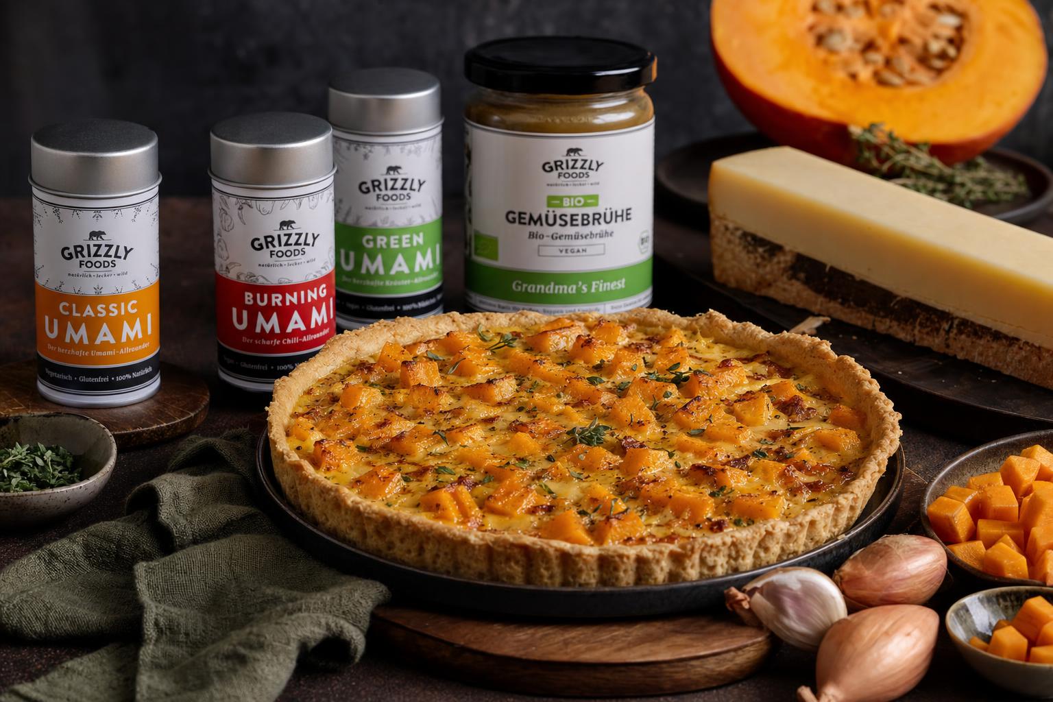 Herzhafter Kürbiskuchen mit goldbrauner Käsekruste, serviert in einer runden Backform, garniert mit Kräutern.