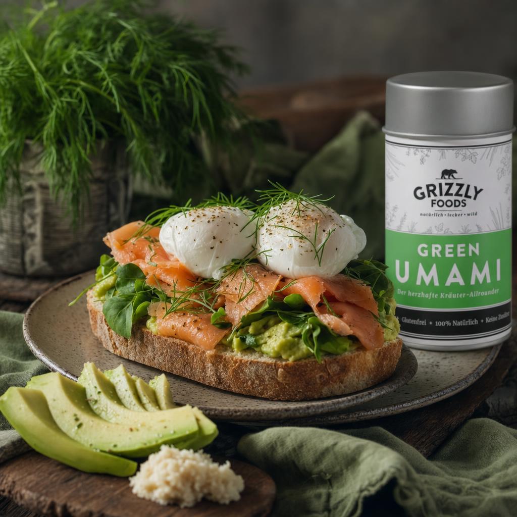 Sandwich mit Räucherlachs, Avocado-Dip, Salat und zwei pochierten Eiern, garniert mit Dill, dazu Avocado und Meerrettich.