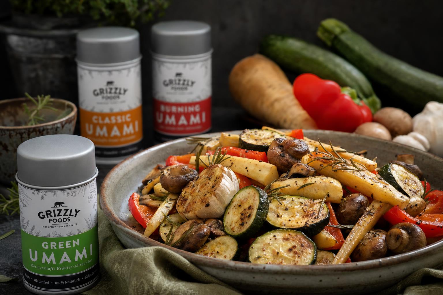 Buntes Ofengemüse mit Zucchini, Champignons, Pastinaken, Paprika und Rosmarin auf einem Backblech angerichtet.