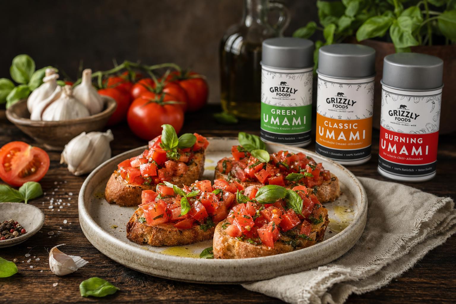 Vier geröstete Brotscheiben mit gewürfelten Tomaten, frischem Basilikum und Olivenöl belegt, auf einem Teller angerichtet
