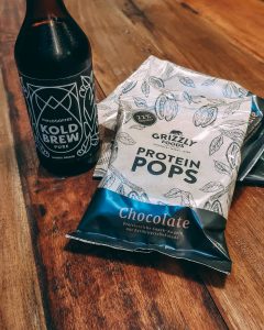 Protein Pops Packungen und Kold Brew Kaffee