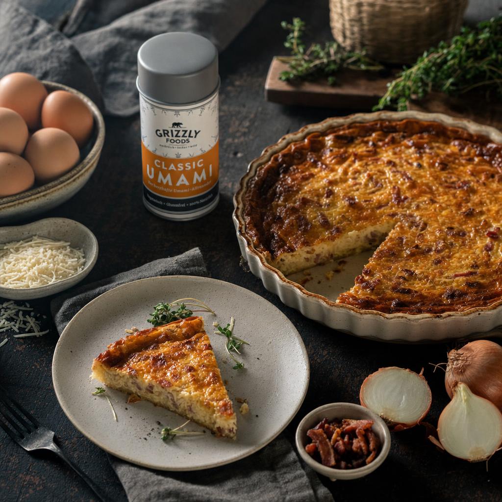 Frisch gebackene Quiche Lorraine mit goldbrauner Kruste, ein Stück auf einem Teller, umgeben von Zutaten wie Käse, Eiern und Zwiebeln.
