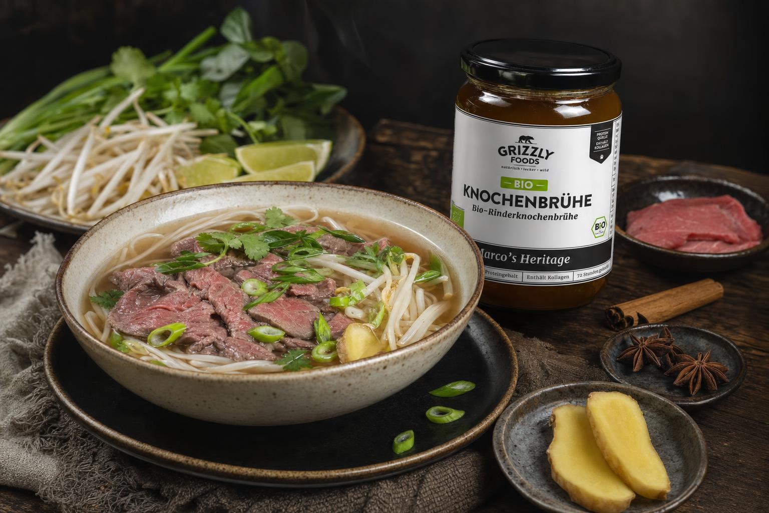 Vietnamesische Pho-Suppe mit Rindfleischstreifen, Reisnudeln, frischen Kräutern und Zwiebeln in klarer Brühe serviert