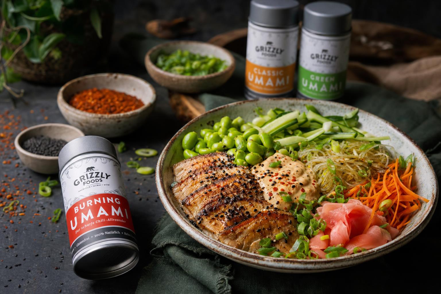 Makrelenfilet auf Glasnudelsalat mit Edamame, Gurken, Karotten, Ingwer, Frühlingszwiebeln, schwarzem Sesam und Miso Mayo.