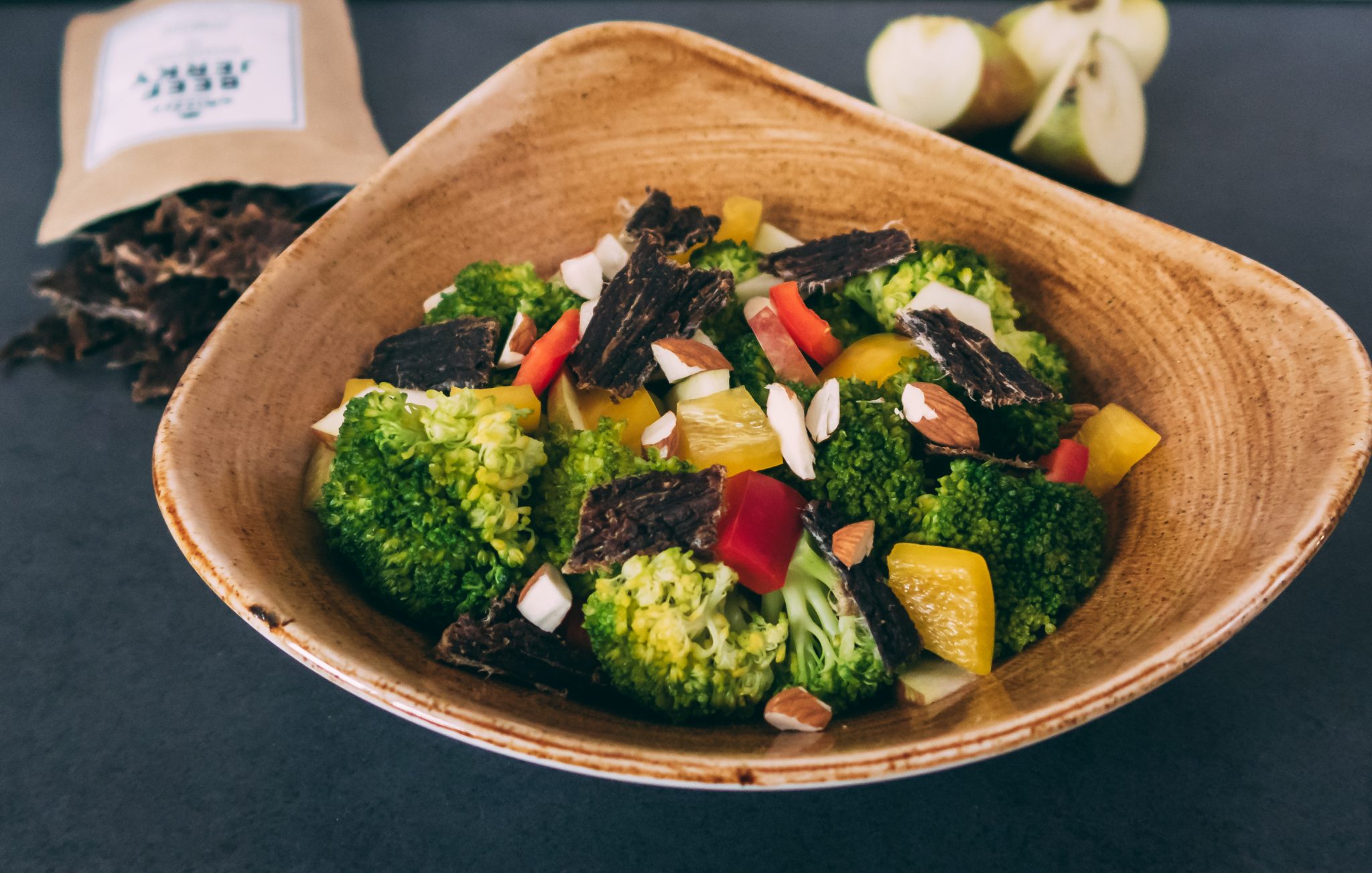 Brokkoli-Salat mit Apfel und Jerky