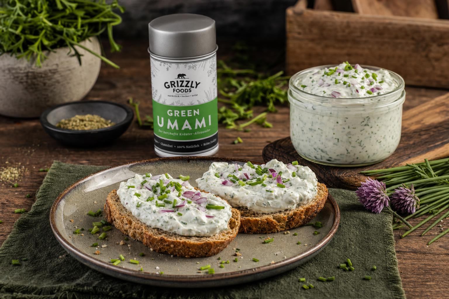 Vollkornbrotscheiben mit cremigem Kräuterquark, bestreut mit Schnittlauch und roten Zwiebeln, daneben ein Glas mit mehr Quark.